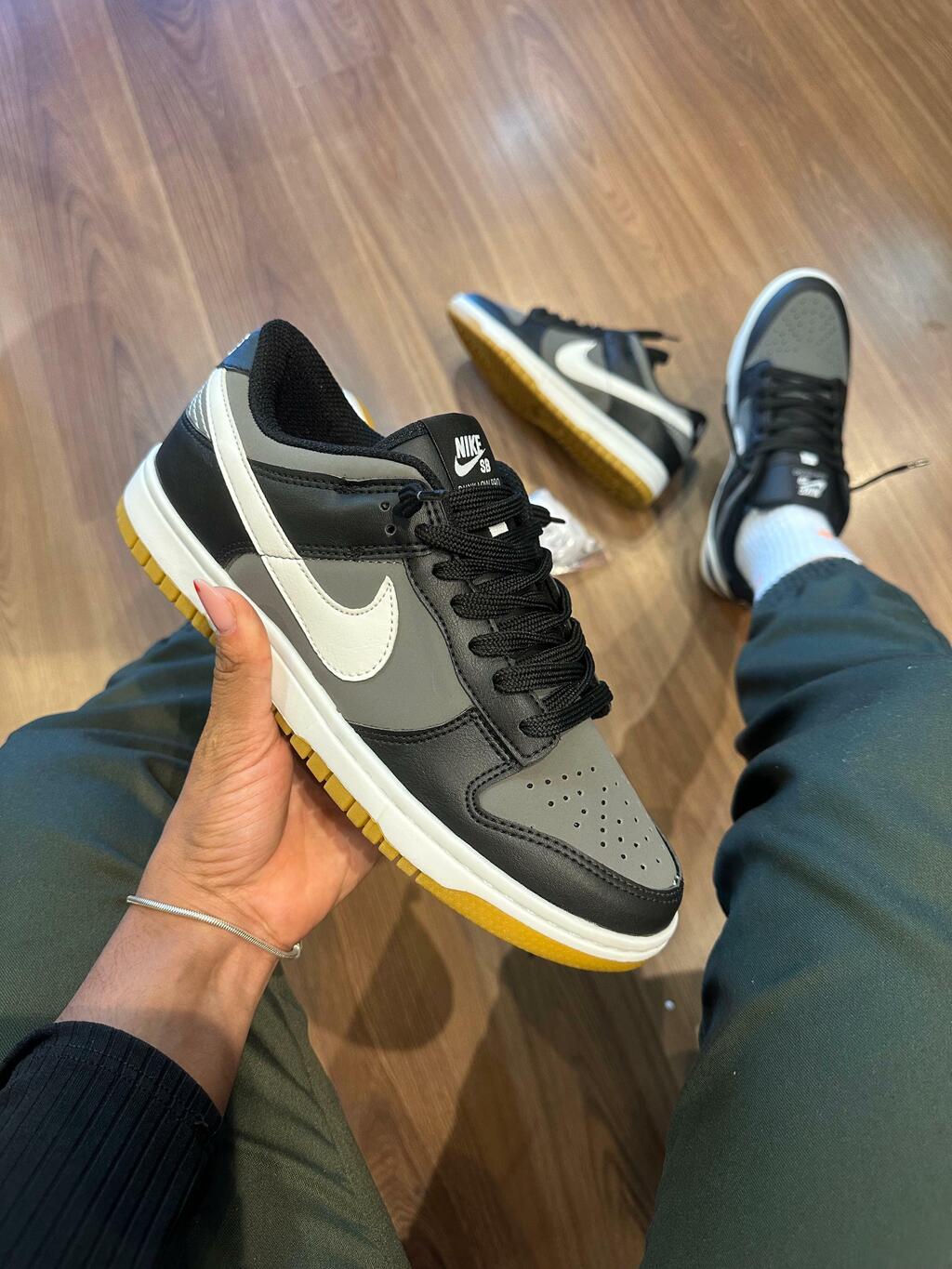 Nike Dunk - Preto com Simbolo Branco