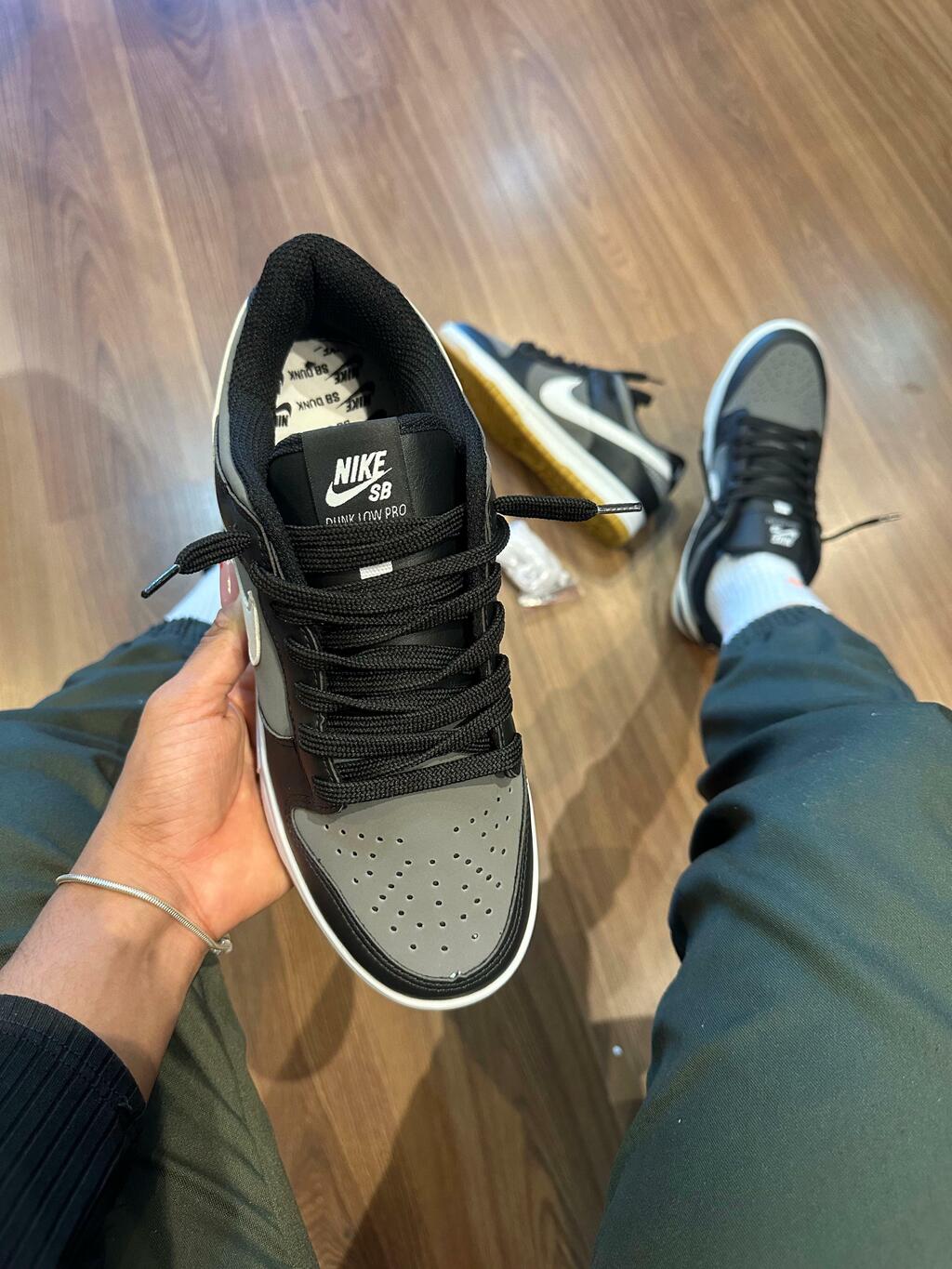 Nike Dunk - Preto com Simbolo Branco