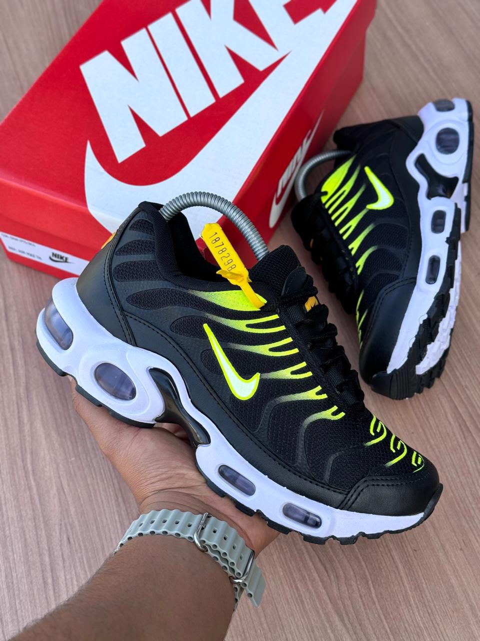 Air Max TN - Preto com Amarelo