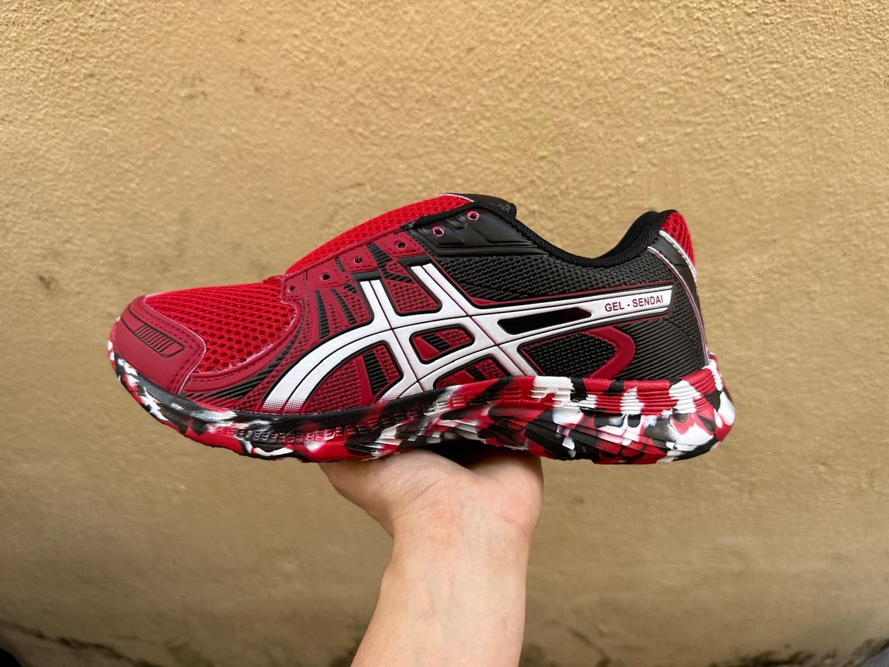 ASICS Sendai - Vermelho com Preto