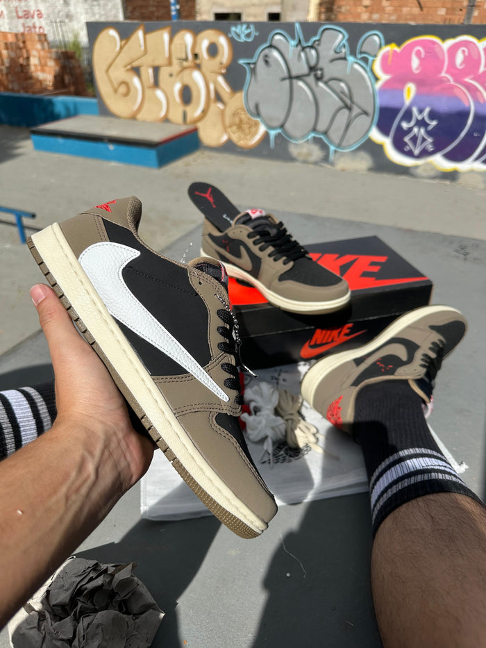 Nike Travis Scott - Bege com Preto