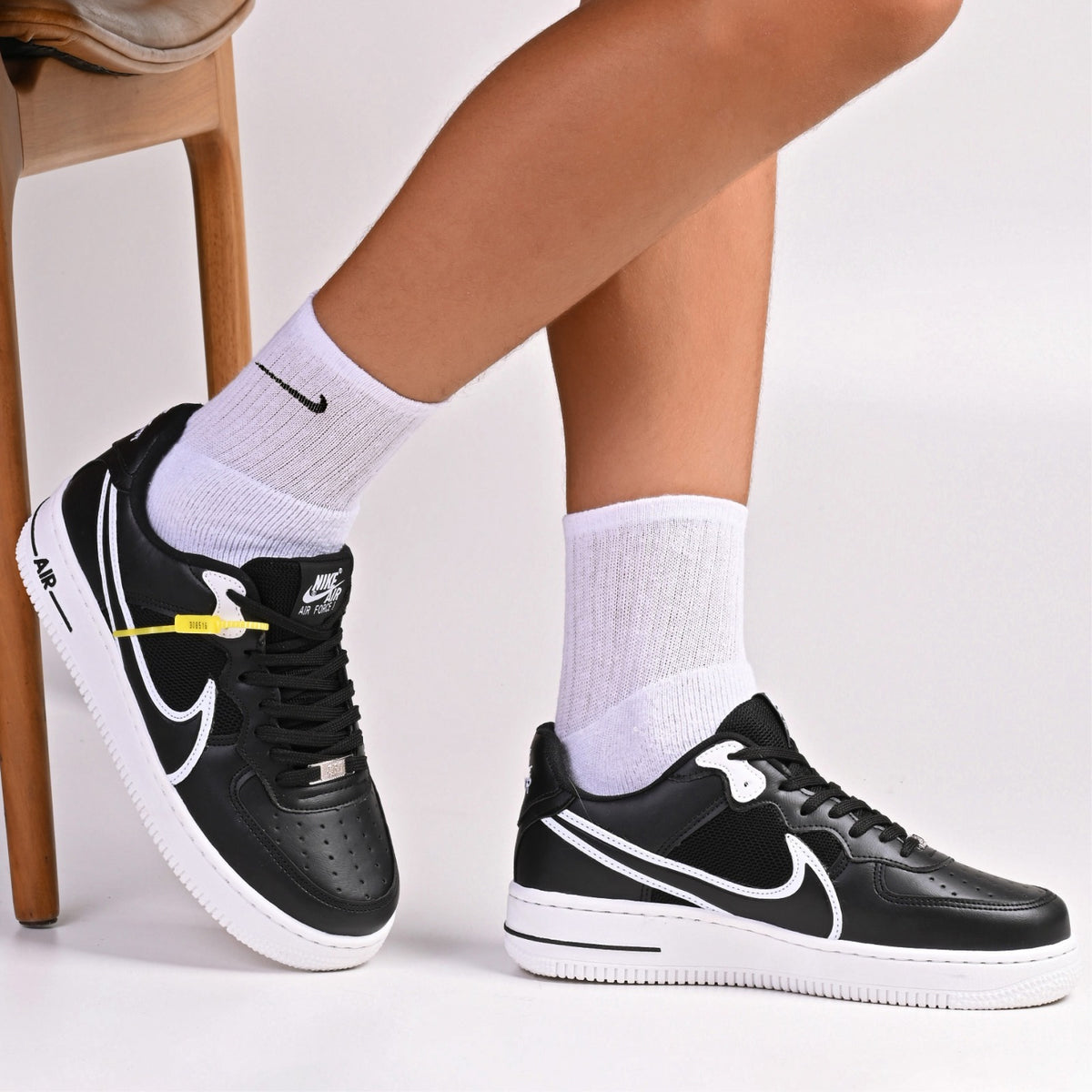 Nike React GS - Preto com Contorno do Símbolo Branco